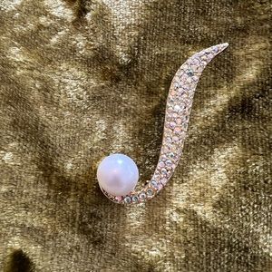 Sarah Coventry costume jewelry brooch